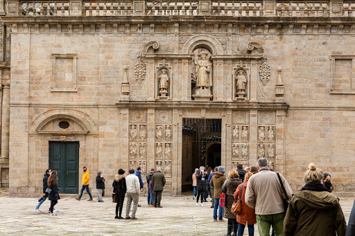 Acceso a la Puerta Santa en la plaza de A Quintana, en Santiago de Compostela