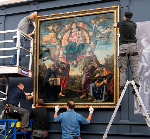 Museumstechniker beim Ausstellungsaufbau „Florenz und seine Maler“ in der Alten Pinakothek