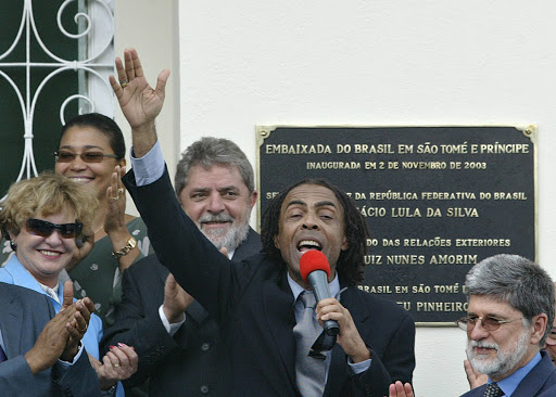 A então primeira-dama Marisa Letícia, o então presidente Lula e os então ministros Gilberto Gil e Celso Amorim inauguram a embaixada brasileira na República Democrática de São Tomé e Príncipe