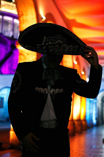 Mariachi con traje charro
