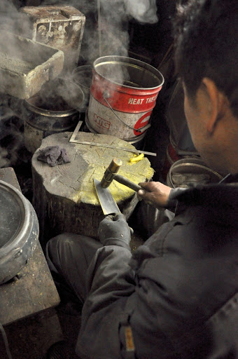 鳥取刃物鍛冶 《包丁の製造工程 歪みとりと焼もどし》