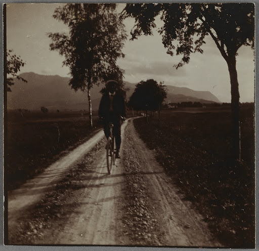 瓦西里·康定斯基在 Kochel 乡村小路上骑自行车