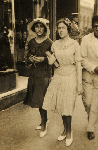 As irmãs Eunice e Maria Coussirat caminhando na Rua da Praia