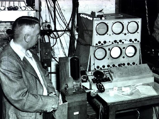 EDSAC (Electronic Delay Storage Automatic Calculator)