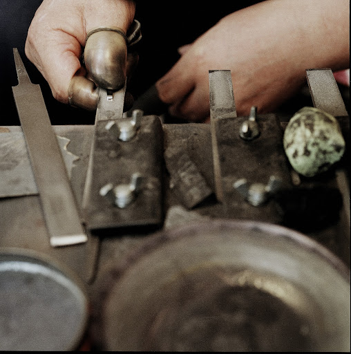 Sharpening the blades of tweezers