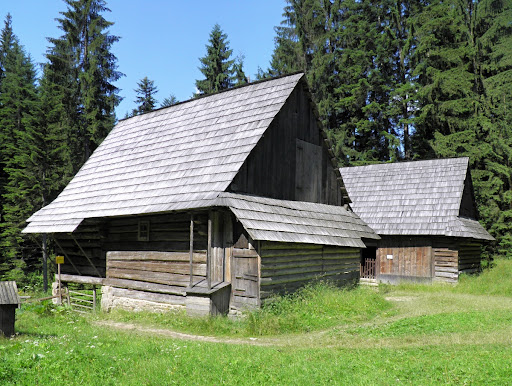 DER STALL UND SPEICHER U HRUŠKULIAKA