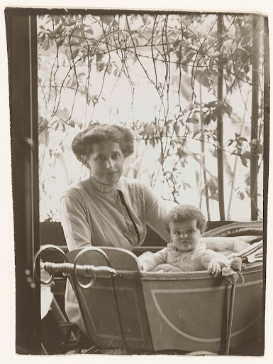 Olga en Marba Titzenthaler, echtgenote en dochter van de fotograaf, in het woonhuis in de Friedrichstrasse, Berlijn