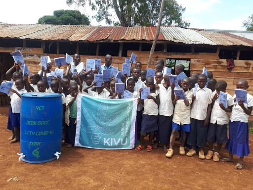 Les enfants écoliers d'un milieu réculté de Kadjuchu