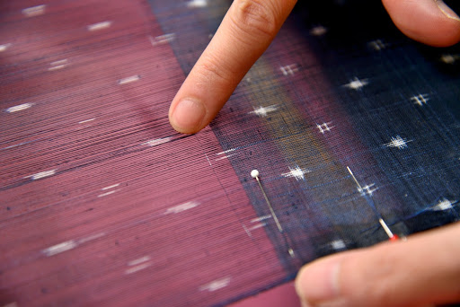 Adjusting the Kasuri (Ikat) Pattern Weft, Echigo Jōfu