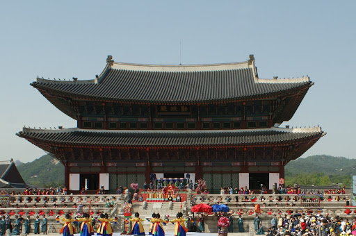 Royal party re-created in Geunjeongjeon Hall in Gyeongbokgung Palace