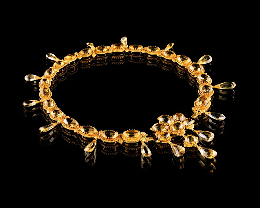 Neclace of a garniture with gold topazes