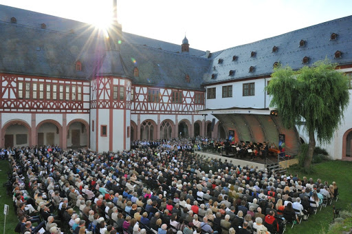Felix Klieser 2016 in the cloister