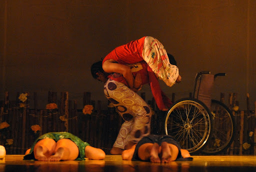 Espetaculo "Jardim das Rosas Amarelas" no palco