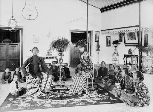 Prins Poeroebojo, Majorgeneral and brother to the crown prince of Yogyakarta, with his wife Raden Ajoe Poeroebojo and servants, Java