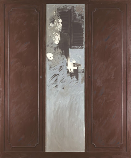 Armadio con elementi e figura riflessi nello specchio