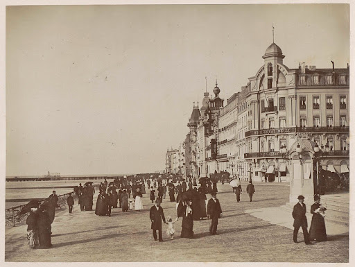 Boulevard met wandelaars en Hotel Royal Belge in Oostende