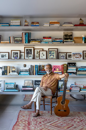Gilberto Gil e Flora Gil posam para matéria da revista Casa e Jardim em seu apartamento em Copacabana