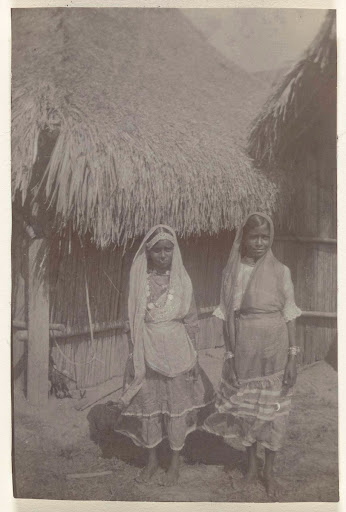 Hindoestaanse meisjes op plantage Accaribo te Suriname