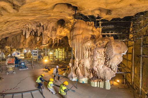 The giant calcite concretion imbricated in the settings