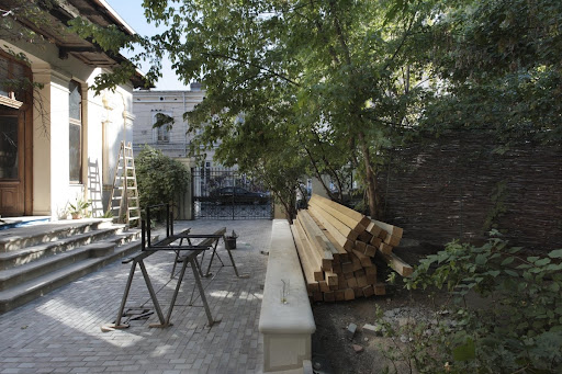 Imagine din curte în timpul lucrărilor