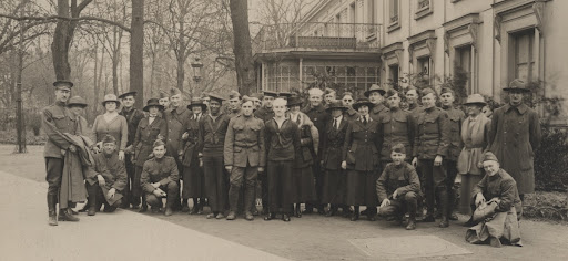 A group of soldiers, sailors, Red Cross, and YMCA workers.