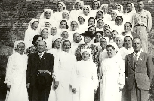 Nurses of Czechoslovak Red Cross, Alice G. Masaryk in the middle