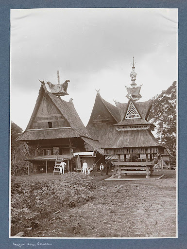 Exterieur van huizen van Karo Batakkers op Sumatra