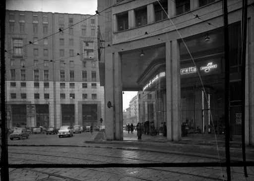 Negozio Lambretta Innocenti in piazza San Babila a Milano Negozio Lambretta Innocenti in piazza San Babila a Milano