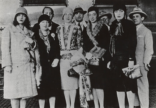 Patrícia Galvão, Anita Malfatti, Benjamin Peret, Tarsila do Amaral, Oswald de Andrade, Elsie Houston, Alvaro Moreyra, Eugênia Álvaro Moreyra, and an unidentified individual