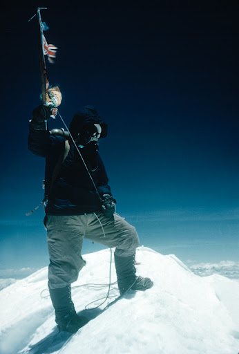 Lo sherpa Tenzing Norgay sulla cima dell'Everest