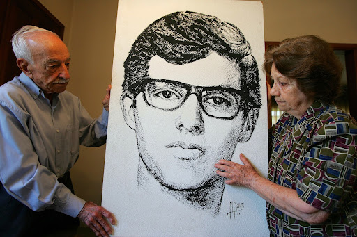 José de Oliveira Leme e Egle Vannucchi Leme com retrato do filho Alexandre