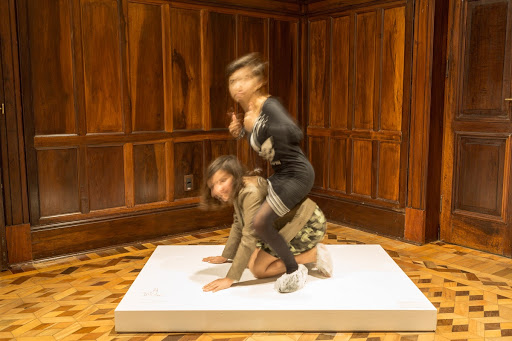 One minute sculpture - Be a monument