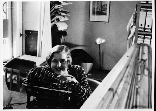 Eva Braun im Atelier von Heinrich Hoffmann