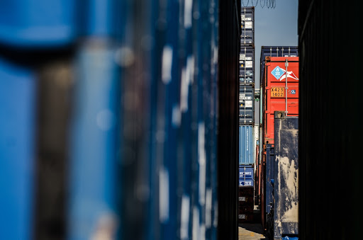 Containers seen from the side of a container