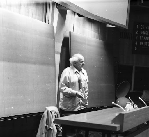 Moshé Feldenkrais talking at the CERN Colloquium "Physics and my method"