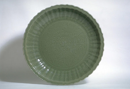 Large chrysanthemum platter