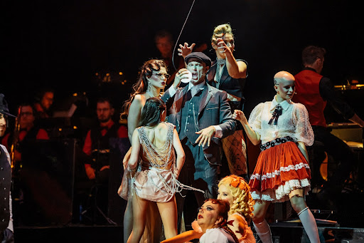 Group scene from the performance „Mock. Burlesque Noir”