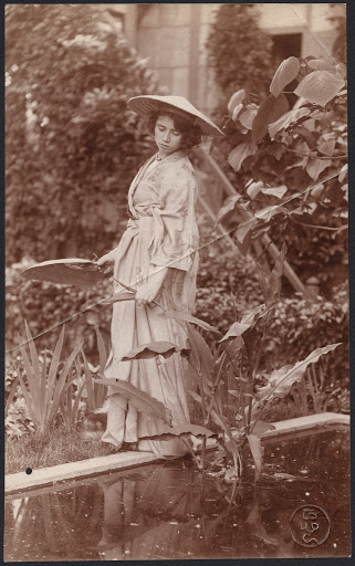 Jeune femme au bord d'un bassin