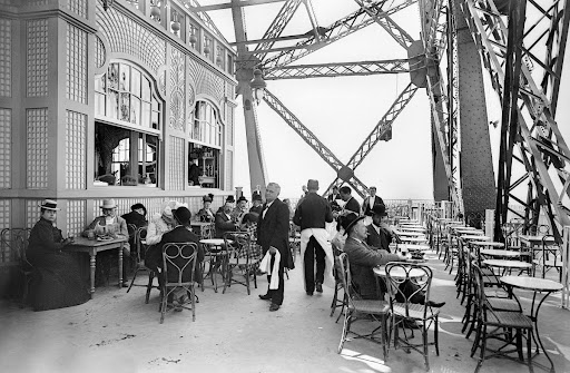 Exposition universelle de 1900, Paris. Le restaurant au premier étage de la tour Eiffel © Neurdein - Roger-Viollet