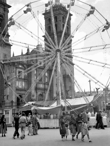 Catedral con rueda de la fortuna en el Zócalo