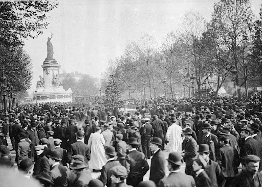 Manifestation du 1er mai 1909. Place de la République. Paris.
