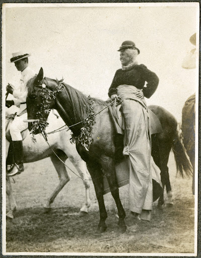 Pāʻū rider; Hawaiʻi.