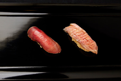 マグロのヅケ　血合い（左）、大トロ（右）