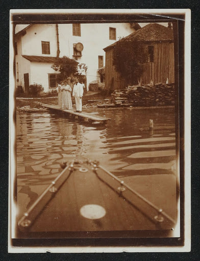 Gustav Klimt with the Flöge sisters on a footbridge in front of the Litzlberg brewery on Lake Attersee