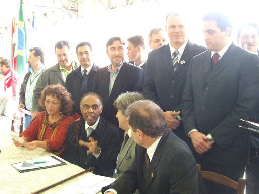 Gilberto Gil e autoridades locais durante lançamento nacional do projeto Roteiros de Imigração