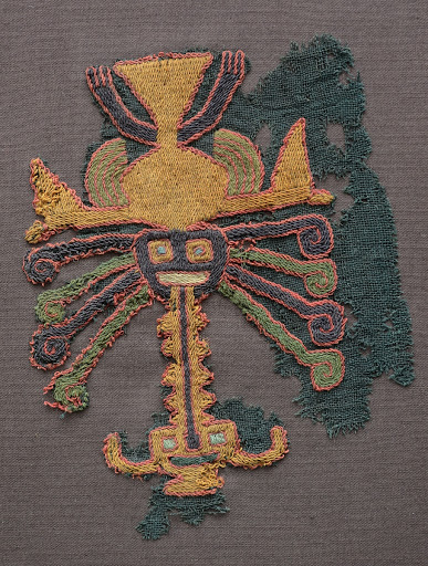 Fragmento de manto Bordado con diseño de ave sobrenatural