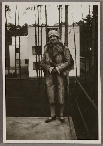 Nina Kandinsky en el balcón de la casa de Dessau