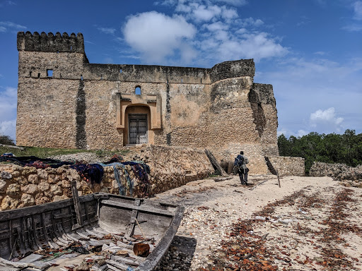 Marcher vers la porte principale du fort Gereza à Kilwa Kisiwani