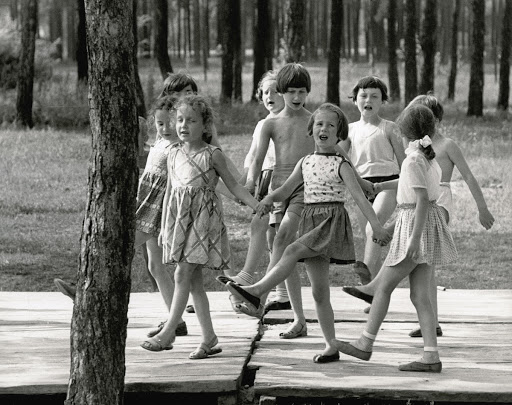 Children sing and dance together in a Joint-supported summer camp