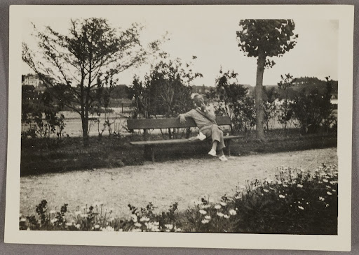 Vassily Kandinsky dans un jardin à Hendaye